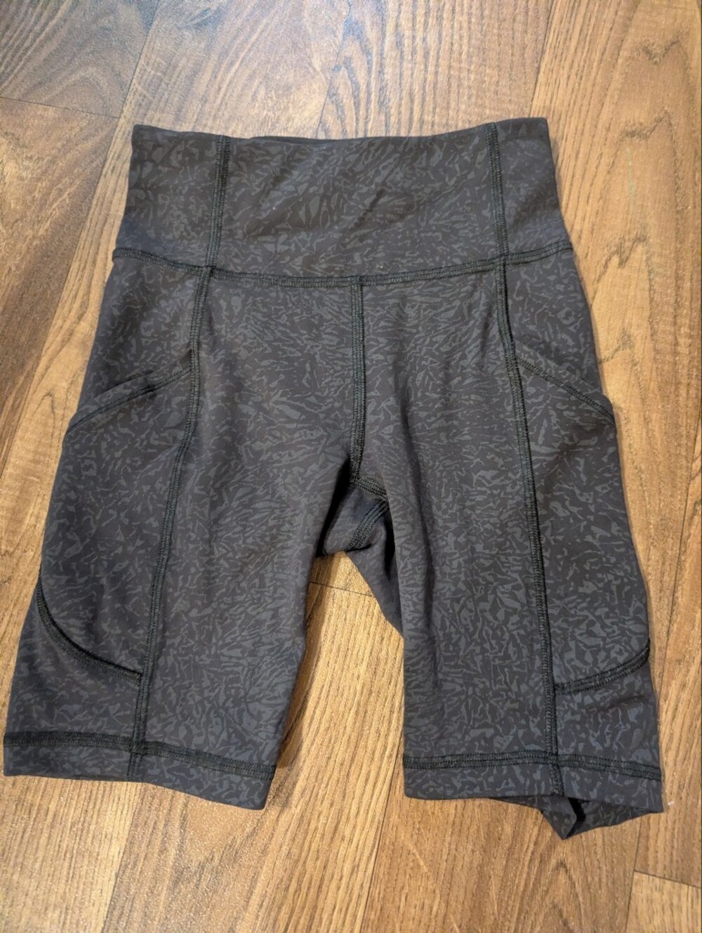 Lululemon Invigorate High-Rise short Patterned Bike Shorts Size 0 Black